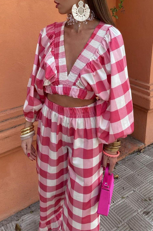 Conjunto informal de dos piezas con cuello en V, manga larga y pliegues a cuadros en contraste