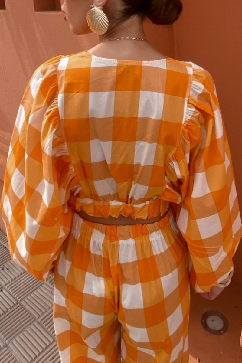 Conjunto informal de dos piezas con cuello en V, manga larga y pliegues a cuadros en contraste