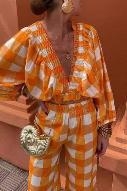 Conjunto informal de dos piezas con cuello en V, manga larga y pliegues a cuadros en contraste