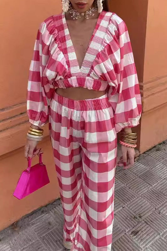 Conjunto informal de dos piezas con cuello en V, manga larga y pliegues a cuadros en contraste