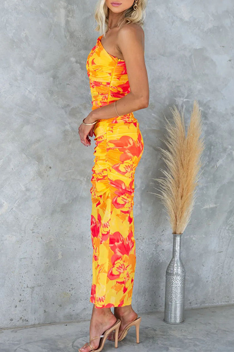 Vestido sexy de falda de un solo paso con cuello oblicuo y pliegues con estampado degradado