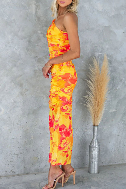 Vestido sexy de falda de un solo paso con cuello oblicuo y pliegues con estampado degradado