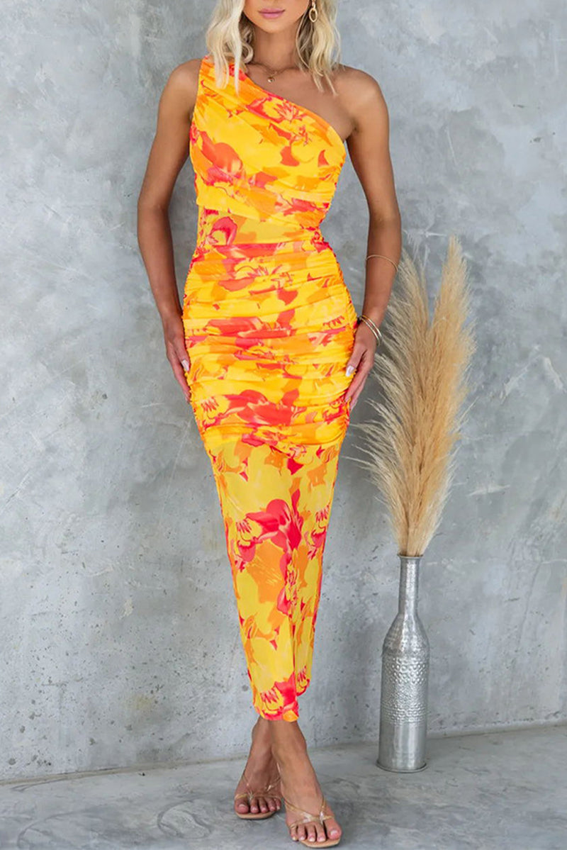 Vestido sexy de falda de un solo paso con cuello oblicuo y pliegues con estampado degradado