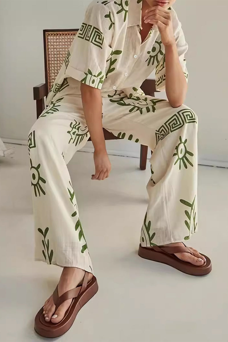 Conjunto informal de dos piezas con estampado geométrico, botones, cuello vuelto, manga corta