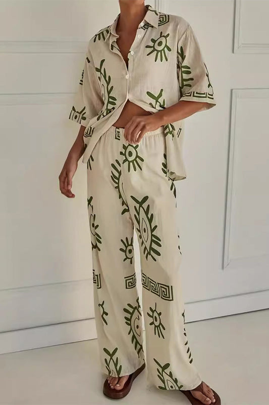 Conjunto informal de dos piezas con estampado geométrico, botones, cuello vuelto, manga corta