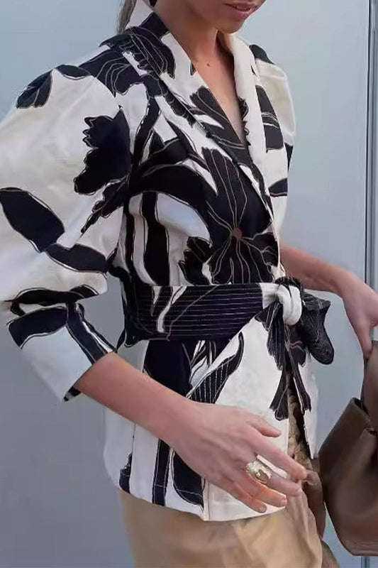 Elegante blusa con cuello vuelto en contraste, ahuecada y estampado geométrico