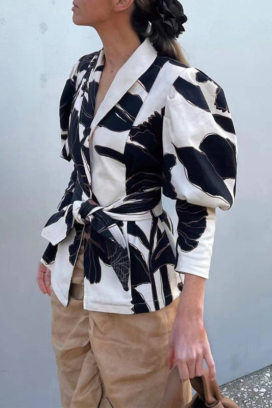 Elegante blusa con cuello vuelto en contraste, ahuecada y estampado geométrico