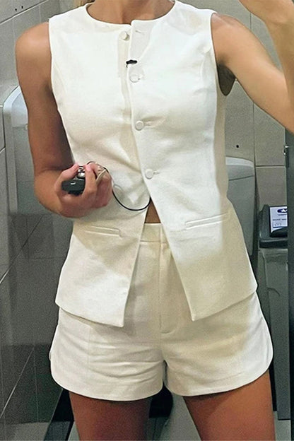 Conjunto de dos piezas informal sencillo con botones, abertura y cuello redondo, sin mangas