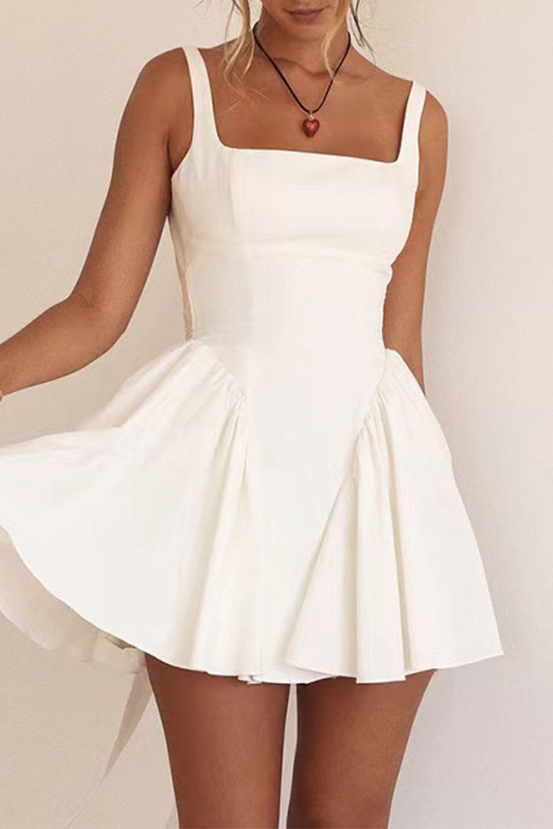 Vestidos de noche de dulce sencillez, lisos, sin espalda y con lazo y cuello cuadrado
