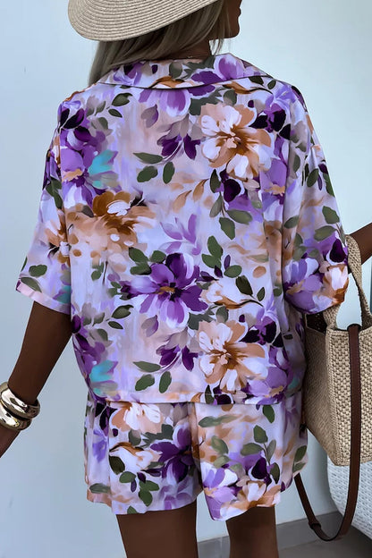 Conjunto informal de dos piezas con estampado floral de patchwork y cuello vuelto, manga corta