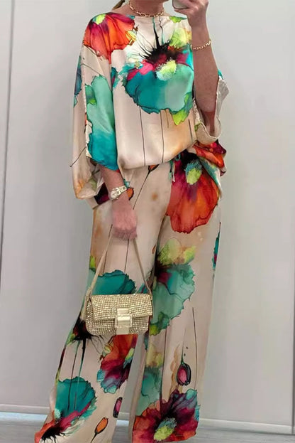 Conjunto informal de dos piezas, tres cuartos y cuello redondo con estampado floral urbano