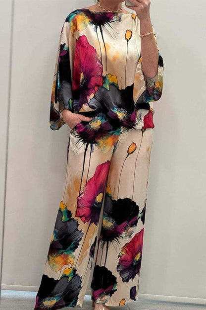 Conjunto informal de dos piezas, tres cuartos y cuello redondo con estampado floral urbano