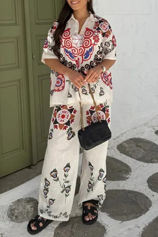 Conjunto informal de dos piezas con cuello vuelto, manga corta y estampado geométrico urbano
