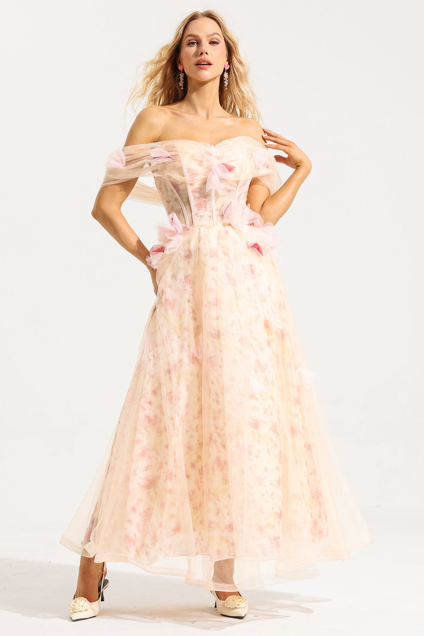 Vestido midi de malla con estampado floral 3D y hombros descubiertos 
