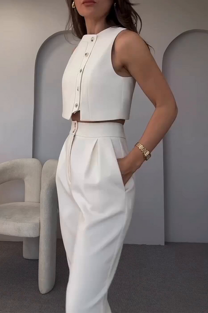 Conjunto informal de dos piezas con bolsillos, botones y cuello redondo, sin mangas