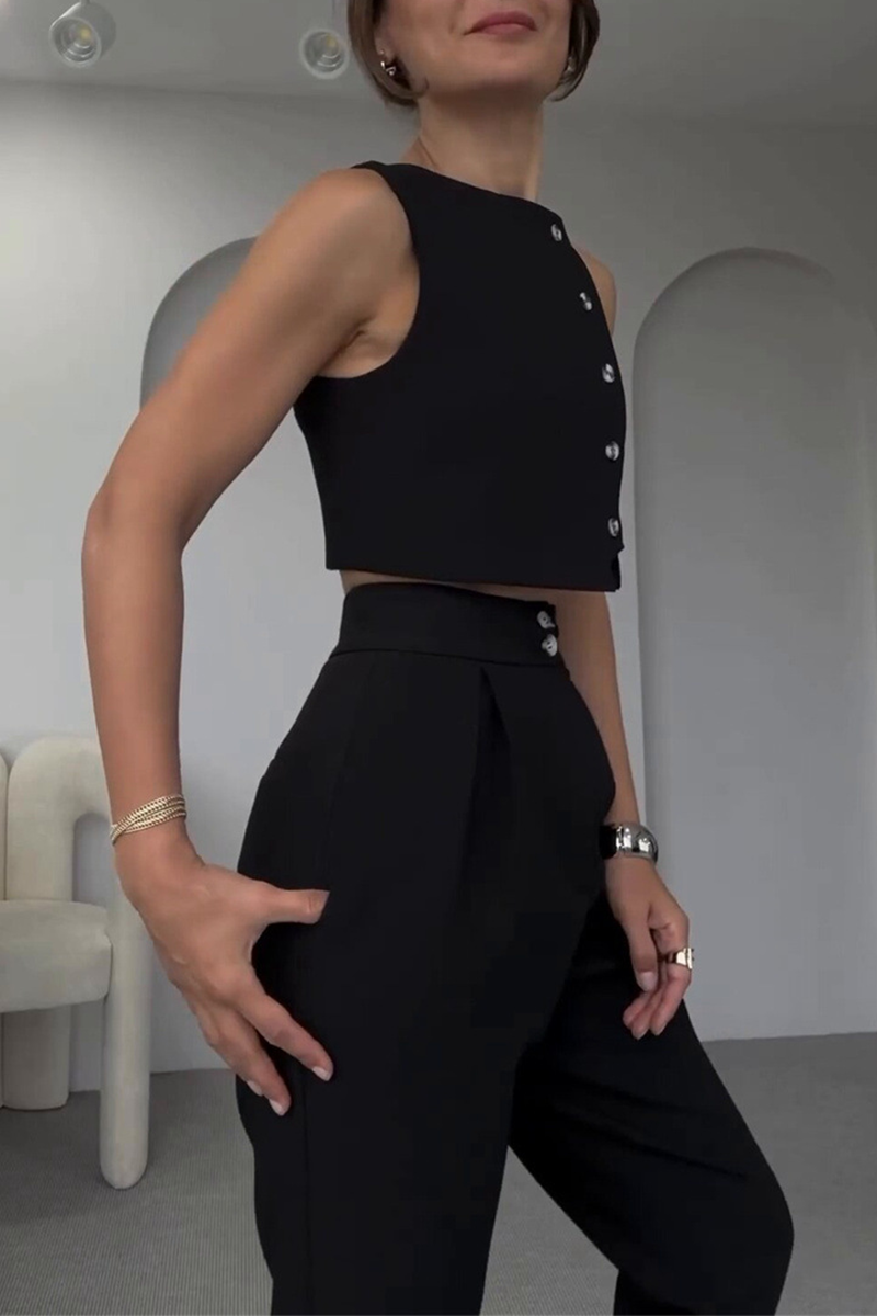 Conjunto informal de dos piezas con bolsillos, botones y cuello redondo, sin mangas