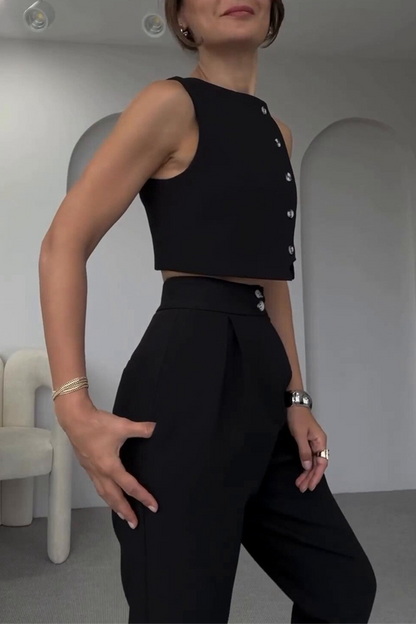 Conjunto informal de dos piezas con bolsillos, botones y cuello redondo, sin mangas