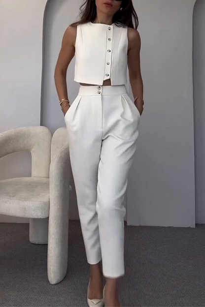 Conjunto informal de dos piezas con bolsillos, botones y cuello redondo, sin mangas
