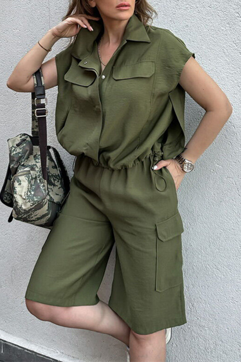 Conjunto informal de dos piezas con cuello vuelto, manga corta, color liso, cordón ajustable, bolsillos, botones