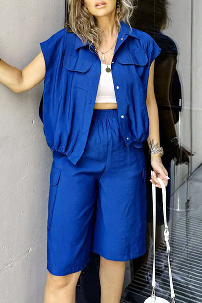 Conjunto informal de dos piezas con cuello vuelto, manga corta, color liso, cordón ajustable, bolsillos, botones