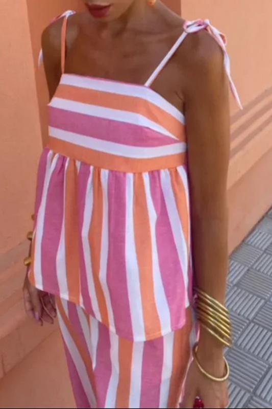 Conjunto informal de dos piezas con cuello cuadrado y estampado de rayas en contraste
