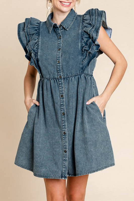 Vestido vaquero informal de manga corta con cuello vuelto, bolsillos desgastados y volantes en color liso