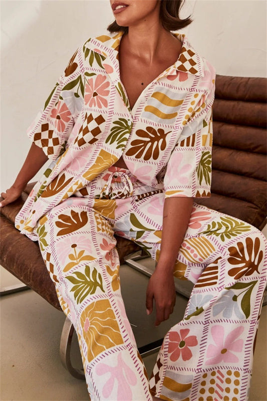 Conjunto informal de dos piezas con estampado floral, cuello vuelto, manga corta
