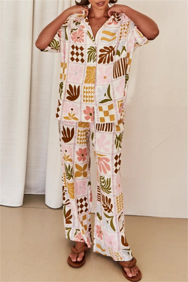 Conjunto informal de dos piezas con estampado floral, cuello vuelto, manga corta