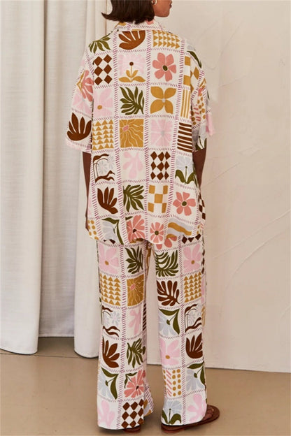 Conjunto informal de dos piezas con estampado floral, cuello vuelto, manga corta
