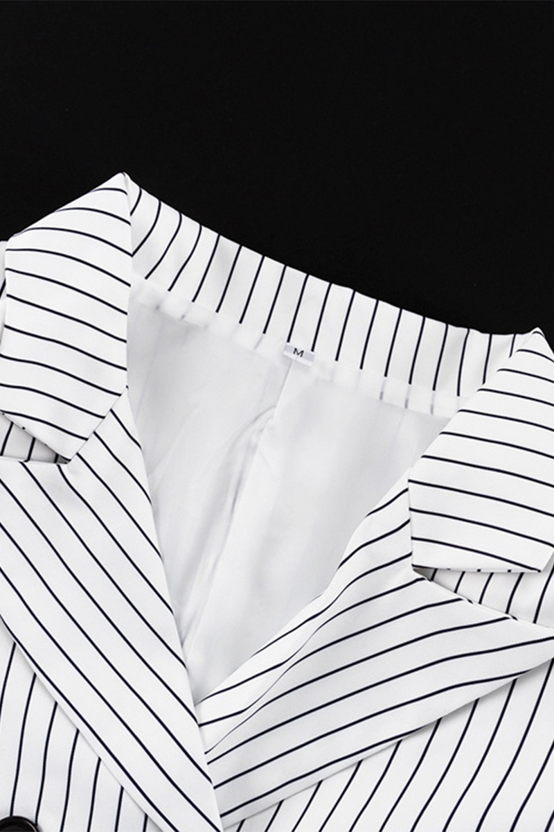 Conjunto de dos piezas de manga larga con cuello vuelto, abertura y botones con estampado de rayas elegante de calle