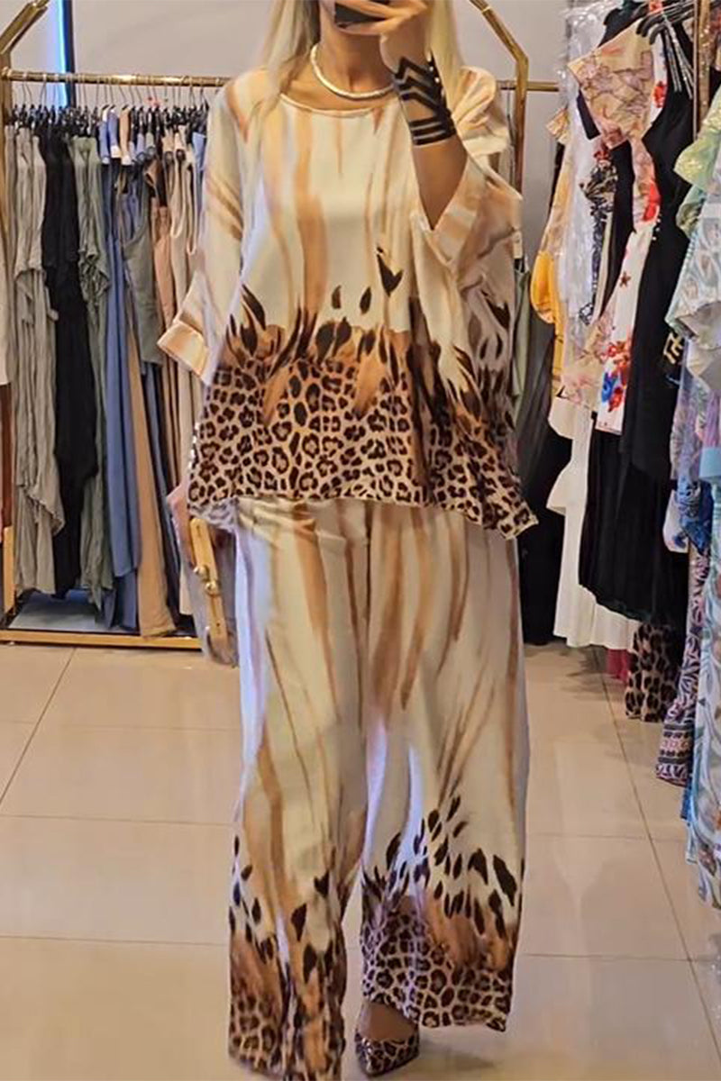 Conjunto informal de dos piezas con cuello redondo, estampado de leopardo en contraste y tres cuartos