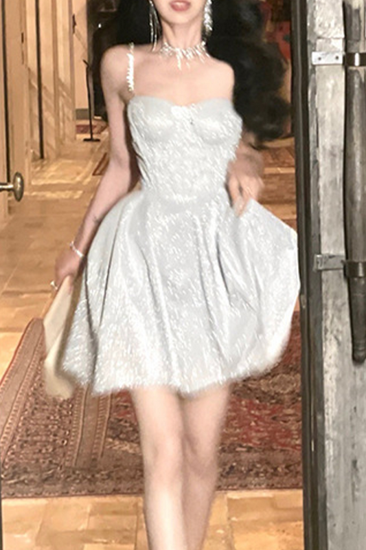 Vestidos de celebridades sexys con cadenas de colores sólidos y lentejuelas con cuello en V