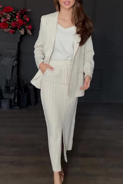 Elegante conjunto de dos piezas con estampado de rayas, botones, abertura, cuello vuelto, manga larga