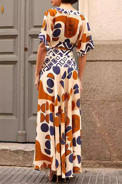 Elegante vestido de manga corta con escote en V y estampado geométrico calado