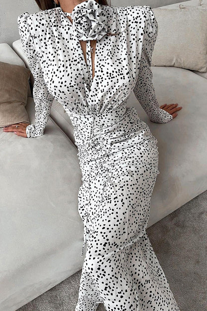 Elegante vestido de falda de un solo paso con escote en V y lunares fruncidos con forma de flor