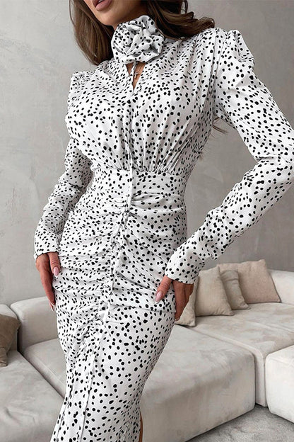 Elegante vestido de falda de un solo paso con escote en V y lunares fruncidos con forma de flor