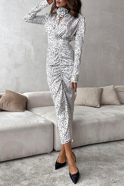 Elegante vestido de falda de un solo paso con escote en V y lunares fruncidos con forma de flor