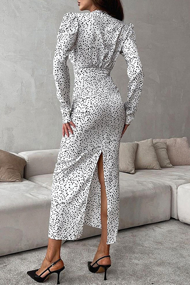 Elegante vestido de falda de un solo paso con escote en V y lunares fruncidos con forma de flor