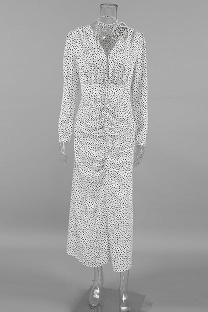 Elegante vestido de falda de un solo paso con escote en V y lunares fruncidos con forma de flor