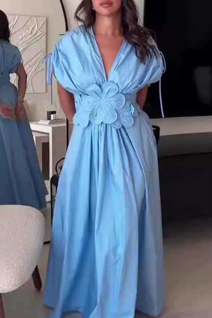 Elegante vestido con falda y escote en V y flores de color liso con cordón ajustable