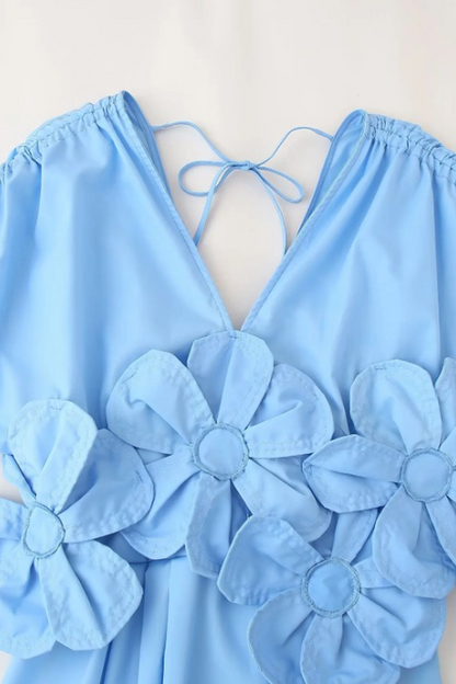Elegante vestido con falda y escote en V y flores de color liso con cordón ajustable