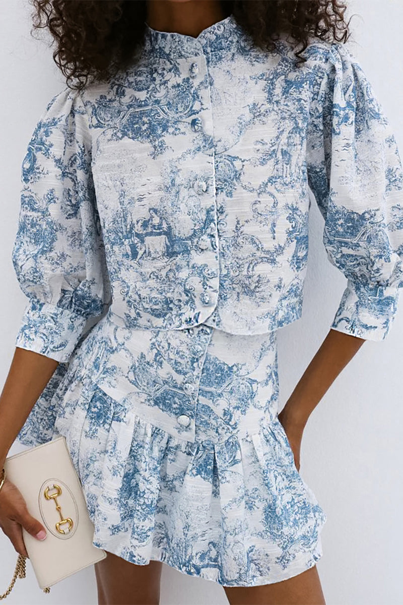 Elegante traje de dos piezas con cuello mandarín, media manga y hebilla en contraste con estampado degradado
