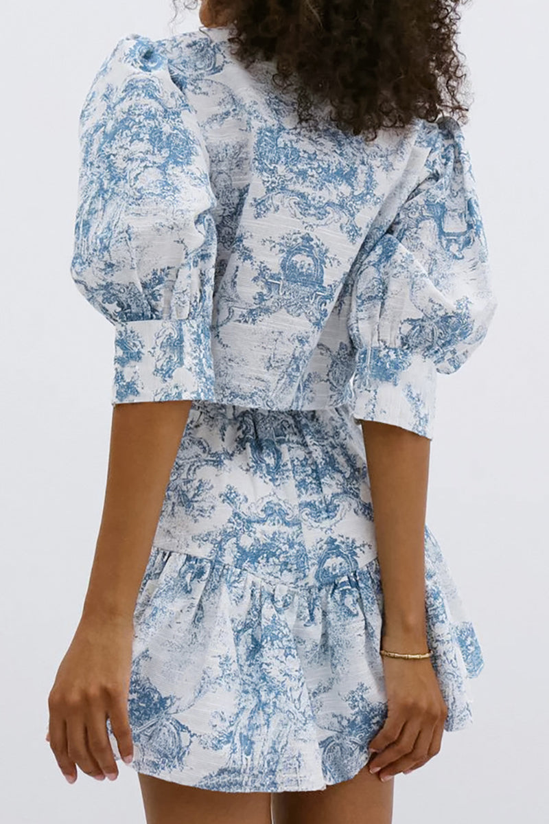 Elegante traje de dos piezas con cuello mandarín, media manga y hebilla en contraste con estampado degradado