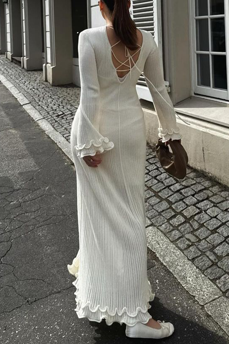 Elegante vestido de falda de un solo paso con cuello redondo, espalda descubierta y cordones en color sólido