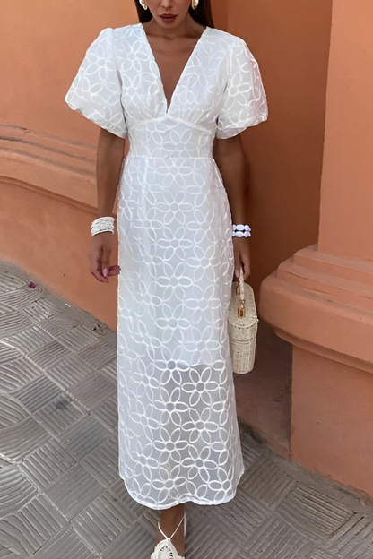 Elegante vestido de manga corta con escote en V y bordado en color liso