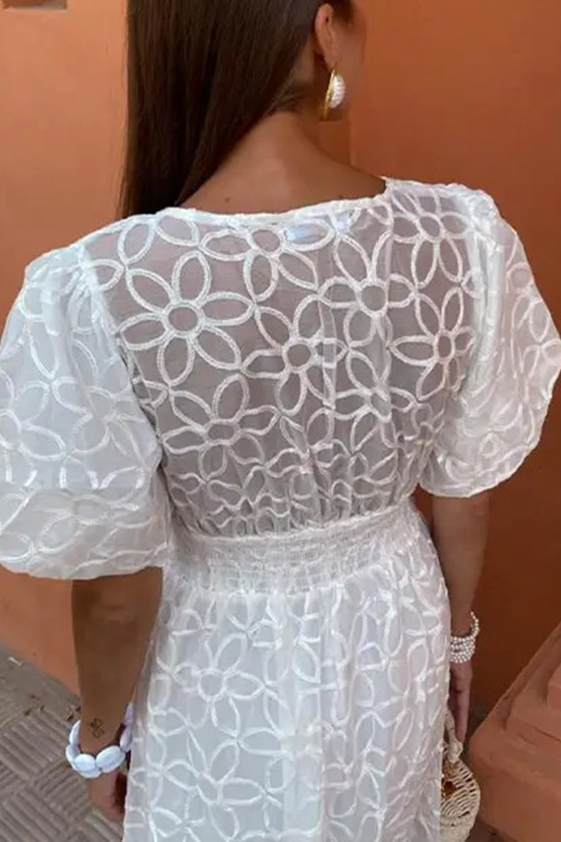 Elegante vestido de manga corta con escote en V y bordado en color liso
