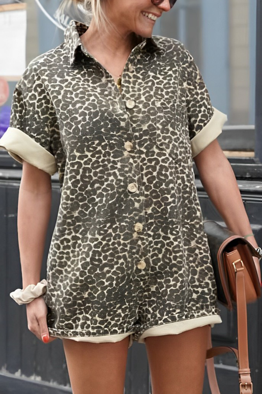 Mono holgado informal con cuello vuelto, botones y estampado de leopardo para la calle