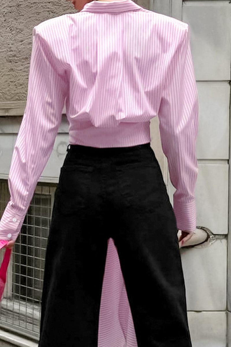 Blusa informal de cuello vuelto con botones y cordones con estampado de rayas urbanas