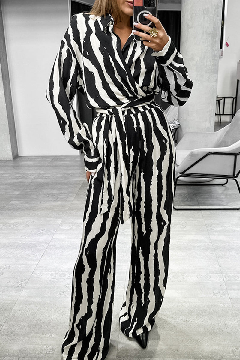 Conjunto informal de dos piezas con estampado de cebra, cordones y cuello vuelto en contraste, manga larga