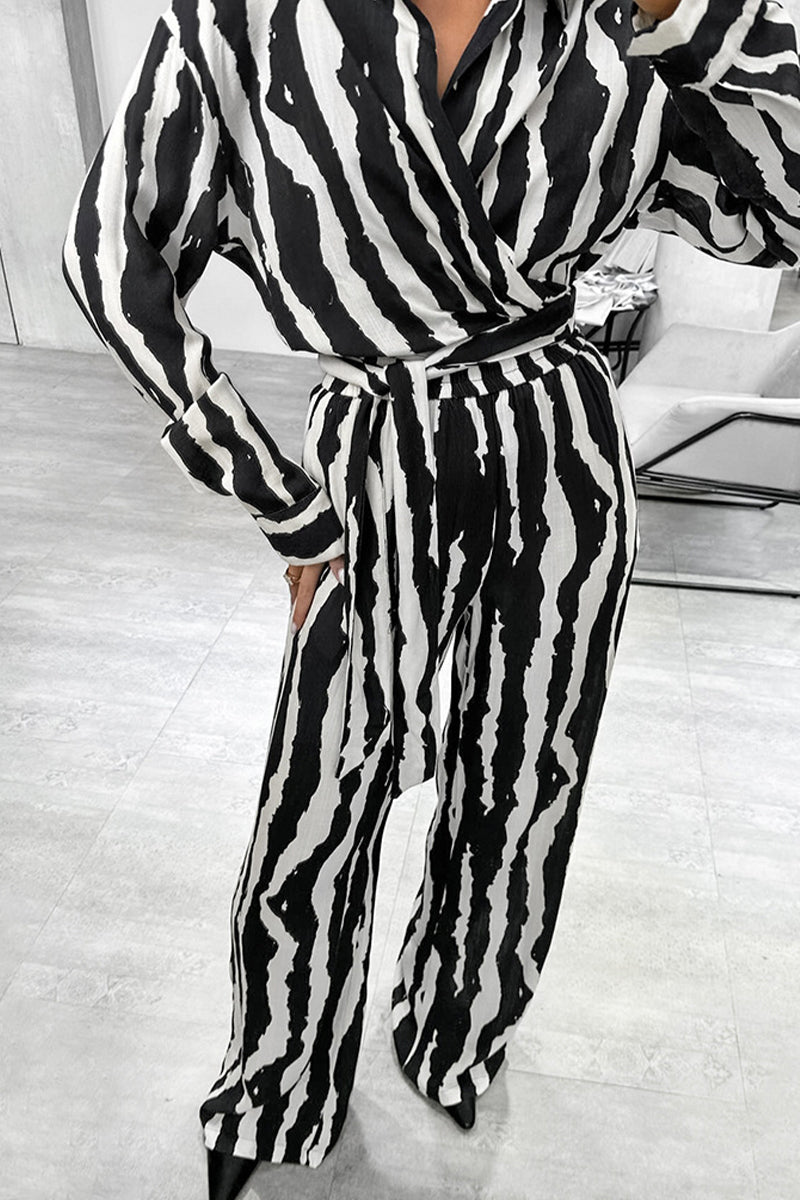 Conjunto informal de dos piezas con estampado de cebra, cordones y cuello vuelto en contraste, manga larga